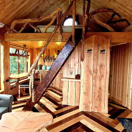 Noah's Lookout Treehouse, Floating Nature Escape *